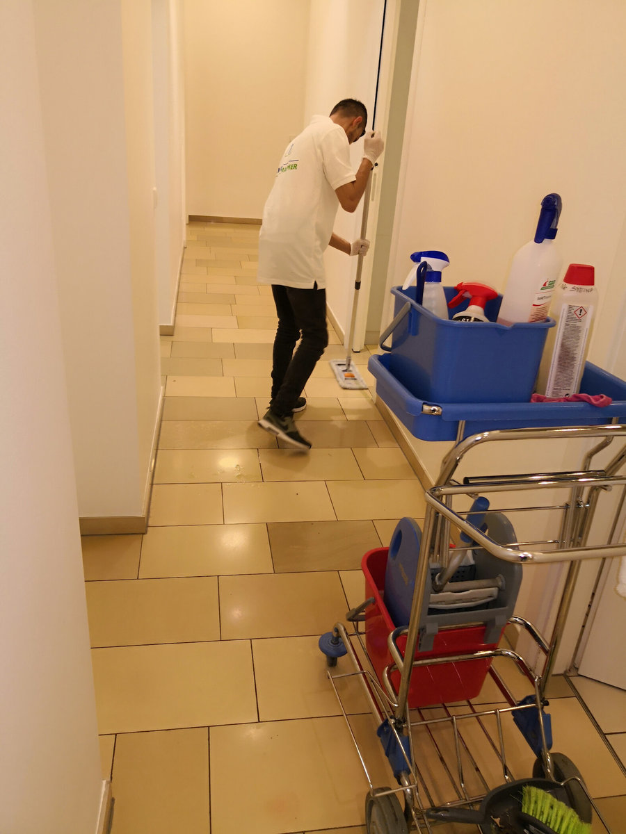 Bodenreinigung der SCS sortir cleaning services GmbH